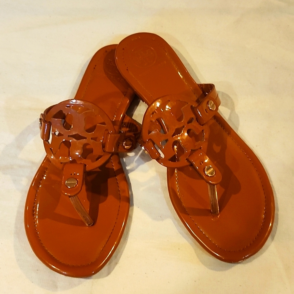 Tory Burch thong sandals patent leather cognac color cushioned footbed support